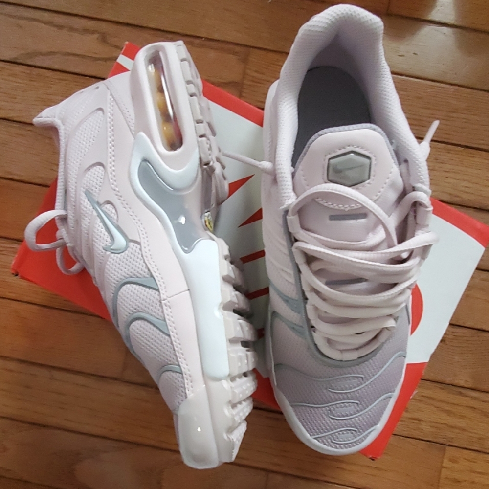 Tennis shoes